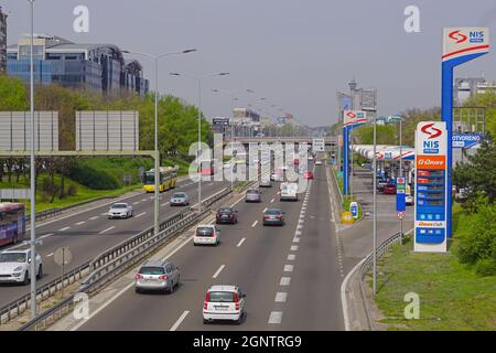 Belgrad, Serbien - 11. April 2018: Viel Verkehr auf der Autobahn durch den Frühlingstag in Neu-Belgrad. Stockfoto