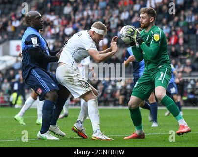 MILTON KEYNES, ENGLAND - 25. SEPTEMBER 2021: Saheed Adebayo Akinfenwa von Wycombe (L), Harry Jack Darling von Dons (C) und Andrew Lee Fisher von Dons (R), aufgenommen während des SkyBet EFL League 9, einem Spielwochenspiel 2021/22 zwischen MK Dons FC und Wycombe Wanderers FC im Stadium MK. Copyright: Cosmin Iftode/Picstaff Stockfoto