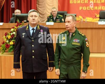 Moskau, Russland. Dezember 2018. Direktor der russischen Garde Viktor Zolotov (R) gesehen nach der Vergabe des Kommandanten der 55. Division General Oleg Chernai. In Moskau überreicht der Armeegeneral Viktor Zolotow und auch der Direktor des Bundesdienstes der Nationalgarde der Russischen Föderation dem Oberst-General Igor Gollojew das persönliche Standart des Kommandeurs des Zentralbezirks der Nationalgarde der Russischen Föderation eines neuen Entwurfs. (Foto von Mihail Siergiejevicz/SOPA Images/Sipa USA) Quelle: SIPA USA/Alamy Live News Stockfoto