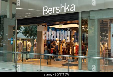 Quito, Pichincha, Ecuador, 11. September 2021. Schild über dem Eingang zum Bershka Bekleidungsgeschäft in einem Einkaufszentrum Stockfoto