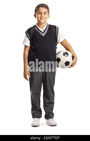 In voller Länge Porträt eines Schuljungen in Schuluniform und mit einem Fußball isoliert auf weißem Hintergrund Stockfoto