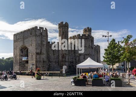 Caernarfon, Wales: Castle Square, das Stadtzentrum und das Schloss außen. Stockfoto