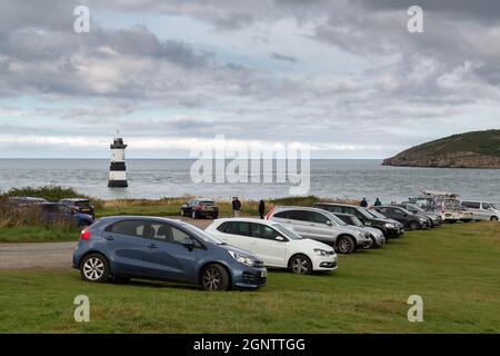 Penmon Point, Wales: Parkplatz am Aussichtspunkt des Leuchtturms Trwyn Du, Anglesey. Küstengebiet zwischen der Irischen See und der Menai-Straße. Stockfoto