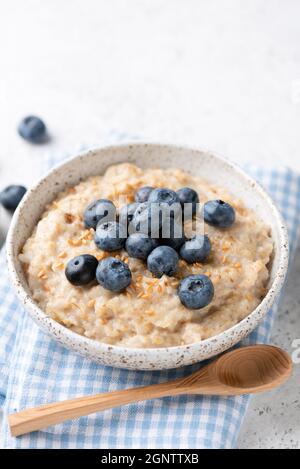 Haferflockenschale mit Heidelbeeren und Leinsamen. Schottischer Hafer, veganes Frühstück Stockfoto