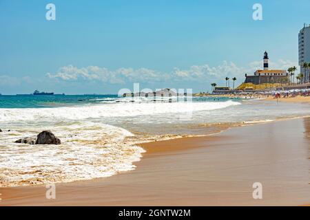 Barra Strandgebäude und Leuchtturm aus der Ferne mit der Sommersonne von Salvador in Bahia gesehen Stockfoto