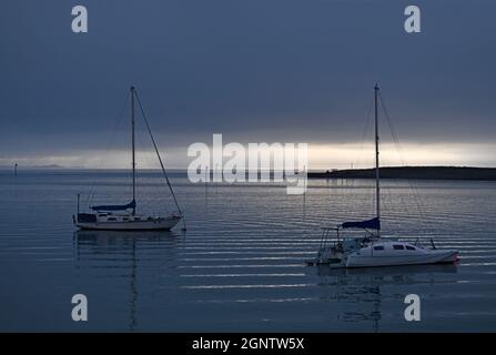 Zwei Segelboote ruhen an ihren Anlegestellen in Nelson, Neuseeland Stockfoto