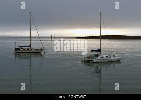 Zwei Segelboote ruhen an ihren Anlegestellen in Nelson, Neuseeland Stockfoto