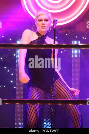London UK Jessie J führt und schaltet das Licht bei der Zeremonie