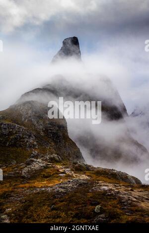 Herbstnebel um den Berg Romsdalshorn,1550 m, in Romsdalen, Rauma kommune, Møre Og Romsdal, Norwegen, Skandinavien. Stockfoto