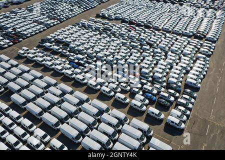 Odessa, Ukraine - 11. August 2021: Luftaufnahme von Drohne zum Auto-Zoll-Terminal. Eine große Anzahl von Autos am Zollterminal wartet auf die Verschiffung Stockfoto