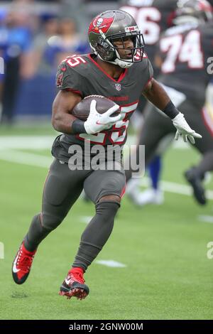 Sonntag, 26. September 2021; Englewood, CA USA; Tampa Bay Buccaneers Running Back Giovani Bernard (25) rennt nach außen, um sich einen ersten Niedergang während eines NFL-Spiels gegen die Los Angeles Rams im SoFi Stadium zu sichern. Die Rams schlugen die Bucs 34-24. (Kim Hukari/Bild des Sports) Stockfoto