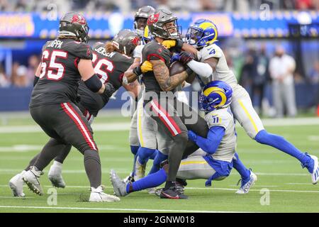 Sonntag, 26. September 2021; Englewood, CA USA; Tampa Bay Buccaneers Wide Receiver Mike Evans (13) macht einen Empfang und wird von Los Angeles Rams angegriffen Stockfoto