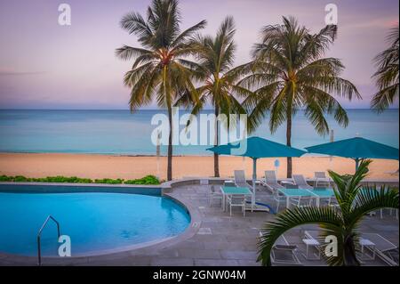 Grand Cayman, Cayman Islands, Feb 2021, Blick auf das Strandresort Coral Stone Club am Seven Mile Beach an der Karibik Stockfoto