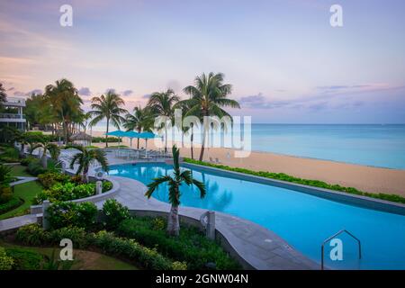 Grand Cayman, Cayman Islands, Feb 2021, Blick auf das Strandresort Coral Stone Club am Seven Mile Beach an der Karibik Stockfoto