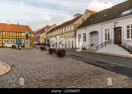 Gänsemarkt in Rudkøbing. Die Statue erinnert an den Physiker Hans Christian Ørsted. Der Entdecker des Elektromagnetismus wurde Rudkøbing in 1777 als Sohn eines Apothekers geboren. Rudkøbing, Langeland, Dänemark Stockfoto