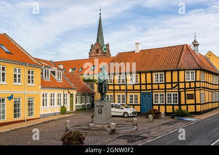 Gänsemarkt in Rudkøbing. Die Statue erinnert an den Physiker Hans Christian Ørsted. Der Entdecker des Elektromagnetismus wurde Rudkøbing in 1777 als Sohn eines Apothekers geboren. Rudkøbing, Langeland, Dänemark Stockfoto