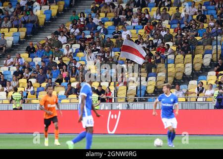 KIEW, UKRAINE - 10. AUGUST 2021: Weiß-rot-weiße Flagge, die ehemalige Flagge von Belarus, die während des UEFA Champions League-Spiels Schachtar Donetsk gegen Genk auf Tribünen des NSC Olimpiyskyi-Stadions in Kiew zu sehen war Stockfoto