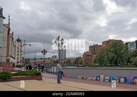 Russland, Königsberg, 09.14.2021 Eine Promenade in einer Kleinstadt. Leute auf der Straße für Touristen zu Fuß. Stockfoto