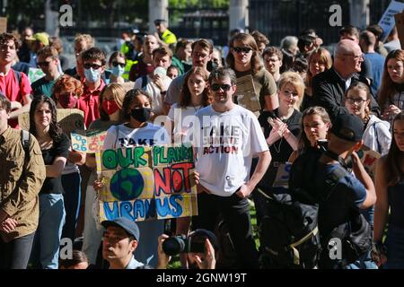 London, Großbritannien. 24. September 2021. Jugendliche protestieren - globaler Klimabrek auf dem Parliament Square. Quelle: Waldemar Sikora Stockfoto