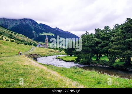 Wunderschöne Landschaft des Aran-Tals mit dem Montgarri-Kloster in der Ferne Stockfoto