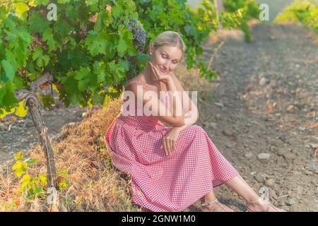 Mädchen in Weinberg und Berge Himmel Erde ländliche Landschaft, Obst Sonnenuntergang wachsenden Weinrebe, im Freien kaukasischen Stockfoto