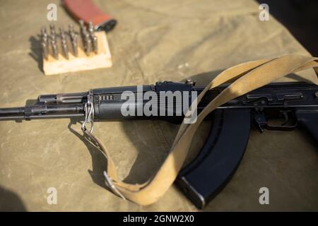 Schusswaffen für das Training. Die Maschine steht auf dem Tisch. Zuverlässige Kleinarme. Einzelheiten der militärischen Ausbildung. Stockfoto