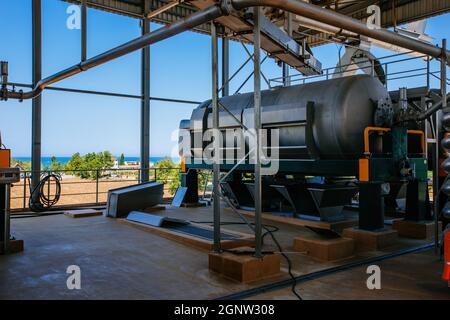 Pneumatische Pressenanlagen in moderner Produktionslinie für Weingüter Stockfoto