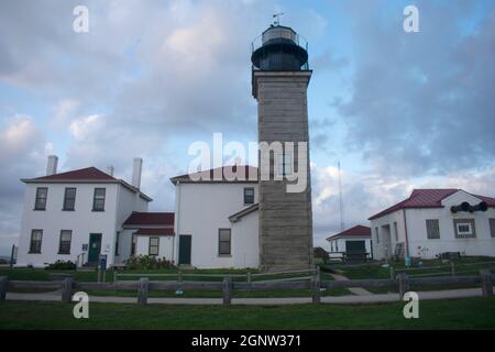 Beavertail liighthouse in Jamestown, Rhode Island, in der Dämmerung, gegen einen blauen Himmel mit ein paar weißen Wolken -03 Stockfoto