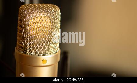 Nahaufnahme eines großen Kondensatormikrofons in einem Musikstudio. Stockfoto