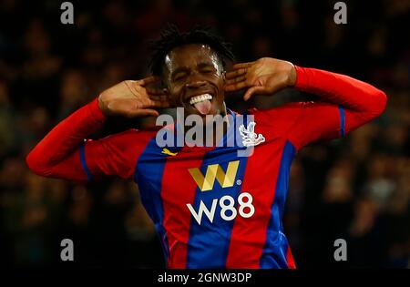 London, Großbritannien. Februar 2018. LONDON, Großbritannien, 27. SEPTEMBER: Wilfried Zaha von Crystal Palace feiert sein Torspiel während der Premier League zwischen Crystal Palace und Brighton und Hove Albion am 27. September 2021 im Selhurst Park Stadium, London Credit: Action Foto Sport/Alamy Live News Stockfoto