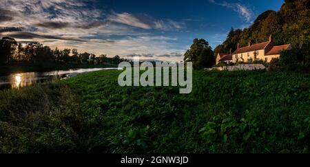 Norham Boathouse am Ufer des River Tweed, mit Blick über den Fluss zur schottischen Grenze Stockfoto