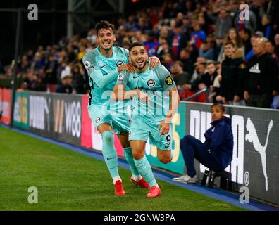 London, Großbritannien. Februar 2018. LONDON, Großbritannien, 27. SEPTEMBER: Neal Maupay von Brighton & Hove Albion feiert mit Jakub Moder von Brighton & Hove Albion punktet seine Spielseiten beim Ausgleich des Tores, um während der Premier League zwischen Crystal Palace und Brighton und Hove Albion im Selhurst Park Stadium, London, am 27. September 2021 den Punktestand 1-1 zu erreichen Quelle: Action Foto Sport/Alamy Live News Stockfoto