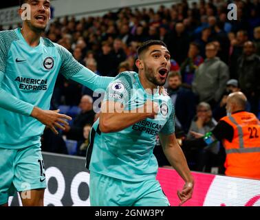 London, Großbritannien. Februar 2018. LONDON, Großbritannien, 27. SEPTEMBER: Neal Maupay von Brighton & Hove Albion feiert mit Jakub Moder von Brighton & Hove Albion punktet seine Spielseiten beim Ausgleich des Tores, um während der Premier League zwischen Crystal Palace und Brighton und Hove Albion im Selhurst Park Stadium, London, am 27. September 2021 den Punktestand 1-1 zu erreichen Quelle: Action Foto Sport/Alamy Live News Stockfoto