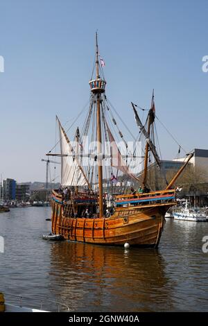 Die Matthew ein nachgebautes Segelschiff im schwimmenden Hafen von Bristol, Bristol England, Großbritannien, rekonstruierte ein historisches Segelschiff Stockfoto