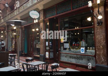 Sydney, Australien. Montag, 27. September 2021. Die Strand Arcade im zentralen Geschäftsviertel sieht sehr verlassen aus, da die Sperre in Sydney aufgrund der Delta-Sorte von COVID-19 fortgesetzt wird. Heute wurden die Details für die Wiedereröffnung bekannt gegeben und die Beschränkungen werden ab dem 11. Oktober lockern. Quelle: Paul Lovelace/Alamy Live News Stockfoto