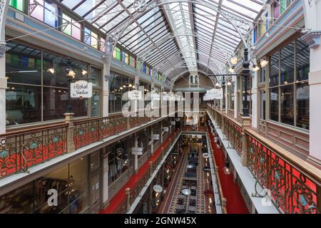 Sydney, Australien. Montag, 27. September 2021. Die Strand Arcade im zentralen Geschäftsviertel sieht sehr verlassen aus, da die Sperre in Sydney aufgrund der Delta-Sorte von COVID-19 fortgesetzt wird. Heute wurden die Details für die Wiedereröffnung bekannt gegeben und die Beschränkungen werden ab dem 11. Oktober lockern. Quelle: Paul Lovelace/Alamy Live News Stockfoto