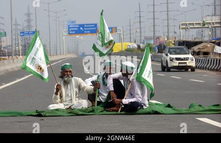 Neu-Delhi, Indien. September 2021. NEU-DELHI, INDIEN - 27. SEPTEMBER: Bauern während Bharat Bandh riefen am 27. September 2021 an der Grenze zu Ghazipur in der Nähe von Neu-Delhi, Indien, gegen die drei neuen Agrargesetze auf. Der Bharat Bandh rief den Samyukt Kisan Morcha (SKM) auf, den ersten Jahrestag der Verabschiedung der drei zentralen Gesetze zur Vermarktung der Landwirtschaft durch die Zentralregierung zu begehen, was in Punjab und Haryana gute Reaktionen hervorrief, während es in anderen Teilen des Landes gemischte oder keine Reaktionen erhielt. (Foto: Raj K Raj/Hindustan Times/Sipa USA) Quelle: SIPA USA/Alamy Live News Stockfoto