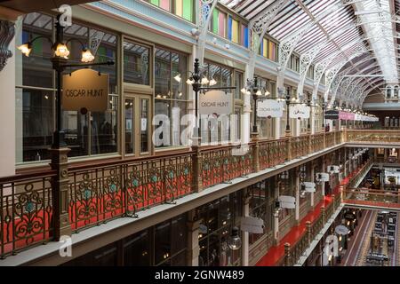 Sydney, Australien. Montag, 27. September 2021. Die Strand Arcade im zentralen Geschäftsviertel sieht sehr verlassen aus, da die Sperre in Sydney aufgrund der Delta-Sorte von COVID-19 fortgesetzt wird. Heute wurden die Details für die Wiedereröffnung bekannt gegeben und die Beschränkungen werden ab dem 11. Oktober lockern. Quelle: Paul Lovelace/Alamy Live News Stockfoto