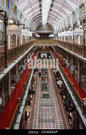 Sydney, Australien. Montag, 27. September 2021. Die Strand Arcade im zentralen Geschäftsviertel sieht sehr verlassen aus, da die Sperre in Sydney aufgrund der Delta-Sorte von COVID-19 fortgesetzt wird. Heute wurden die Details für die Wiedereröffnung bekannt gegeben und die Beschränkungen werden ab dem 11. Oktober lockern. Quelle: Paul Lovelace/Alamy Live News Stockfoto