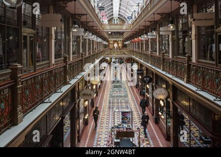 Sydney, Australien. Montag, 27. September 2021. Die Strand Arcade im zentralen Geschäftsviertel sieht sehr verlassen aus, da die Sperre in Sydney aufgrund der Delta-Sorte von COVID-19 fortgesetzt wird. Heute wurden die Details für die Wiedereröffnung bekannt gegeben und die Beschränkungen werden ab dem 11. Oktober lockern. Quelle: Paul Lovelace/Alamy Live News Stockfoto