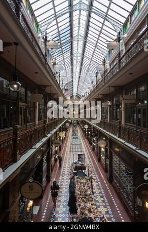 Sydney, Australien. Montag, 27. September 2021. Die Strand Arcade im zentralen Geschäftsviertel sieht sehr verlassen aus, da die Sperre in Sydney aufgrund der Delta-Sorte von COVID-19 fortgesetzt wird. Heute wurden die Details für die Wiedereröffnung bekannt gegeben und die Beschränkungen werden ab dem 11. Oktober lockern. Quelle: Paul Lovelace/Alamy Live News Stockfoto