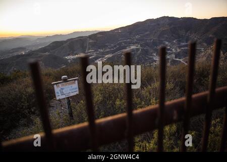 Los Angeles, Kalifornien, USA. 30. Dezember 2015. No Trespassing Zeichen und Zaun markieren die Grenze des SoCalGas Aliso Canyon Lagers, Blick in Richtung wo eine undichte Gas gut und ein Relief gut gebohrt werden, an der Spitze von einem öffentlichen Wanderweg von Bee Canyon Park als Methan-Gas Leckagen an die Lagerstätte SoCalGas Aliso Canyon gut SS-25 im Stadtteil Porter Ranch in Los Angeles , Kalifornien am Mittwoch, 30. Dezember 2015. Die Aliso Canyon-Gas-Leck (auch Porter Ranch Gasleck genannt) war eine massive Natural Gas-Leck, die am 23. Oktober 2015 begonnen. Nach Wik Stockfoto