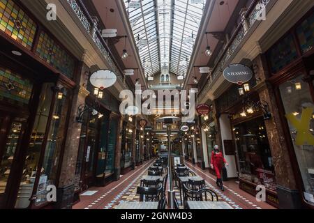 Sydney, Australien. Montag, 27. September 2021. Die Strand Arcade im zentralen Geschäftsviertel sieht sehr verlassen aus, da die Sperre in Sydney aufgrund der Delta-Sorte von COVID-19 fortgesetzt wird. Heute wurden die Details für die Wiedereröffnung bekannt gegeben und die Beschränkungen werden ab dem 11. Oktober lockern. Quelle: Paul Lovelace/Alamy Live News Stockfoto