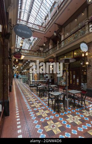 Sydney, Australien. Montag, 27. September 2021. Die Strand Arcade im zentralen Geschäftsviertel sieht sehr verlassen aus, da die Sperre in Sydney aufgrund der Delta-Sorte von COVID-19 fortgesetzt wird. Heute wurden die Details für die Wiedereröffnung bekannt gegeben und die Beschränkungen werden ab dem 11. Oktober lockern. Quelle: Paul Lovelace/Alamy Live News Stockfoto