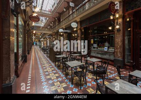 Sydney, Australien. Montag, 27. September 2021. Die Strand Arcade im zentralen Geschäftsviertel sieht sehr verlassen aus, da die Sperre in Sydney aufgrund der Delta-Sorte von COVID-19 fortgesetzt wird. Heute wurden die Details für die Wiedereröffnung bekannt gegeben und die Beschränkungen werden ab dem 11. Oktober lockern. Quelle: Paul Lovelace/Alamy Live News Stockfoto