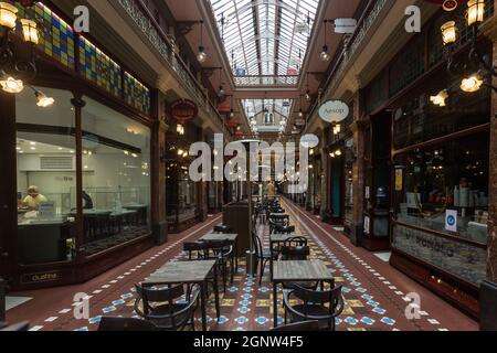 Sydney, Australien. Montag, 27. September 2021. Die Strand Arcade im zentralen Geschäftsviertel sieht sehr verlassen aus, da die Sperre in Sydney aufgrund der Delta-Sorte von COVID-19 fortgesetzt wird. Heute wurden die Details für die Wiedereröffnung bekannt gegeben und die Beschränkungen werden ab dem 11. Oktober lockern. Quelle: Paul Lovelace/Alamy Live News Stockfoto