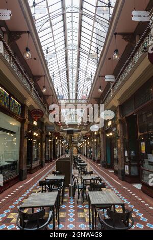 Sydney, Australien. Montag, 27. September 2021. Die Strand Arcade im zentralen Geschäftsviertel sieht sehr verlassen aus, da die Sperre in Sydney aufgrund der Delta-Sorte von COVID-19 fortgesetzt wird. Heute wurden die Details für die Wiedereröffnung bekannt gegeben und die Beschränkungen werden ab dem 11. Oktober lockern. Quelle: Paul Lovelace/Alamy Live News Stockfoto