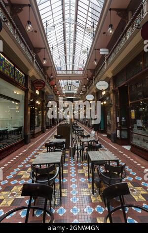 Sydney, Australien. Montag, 27. September 2021. Die Strand Arcade im zentralen Geschäftsviertel sieht sehr verlassen aus, da die Sperre in Sydney aufgrund der Delta-Sorte von COVID-19 fortgesetzt wird. Heute wurden die Details für die Wiedereröffnung bekannt gegeben und die Beschränkungen werden ab dem 11. Oktober lockern. Quelle: Paul Lovelace/Alamy Live News Stockfoto