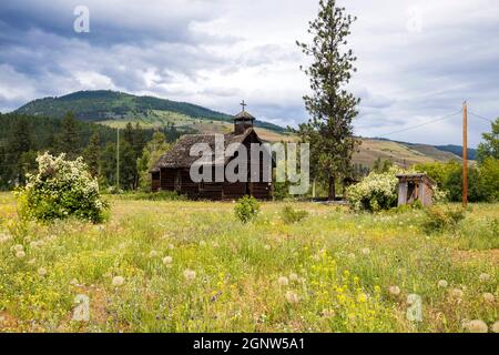 Eine kanadische Landschaft einer alten römisch-katholischen Holzkirche auf dem Land der Okanagan Indian Band in der Nähe von Vernon, British Columbia, Kanada Stockfoto