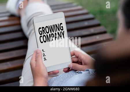 Inspiration mit Zeichen Growing Company. Geschäftskonzept generiert erhebliche positive Cashflows oder Erträge Online-Jobs und Remote-Arbeit Stockfoto
